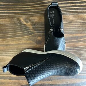 Time and Tru Black and White Sneakers Sleek Design
